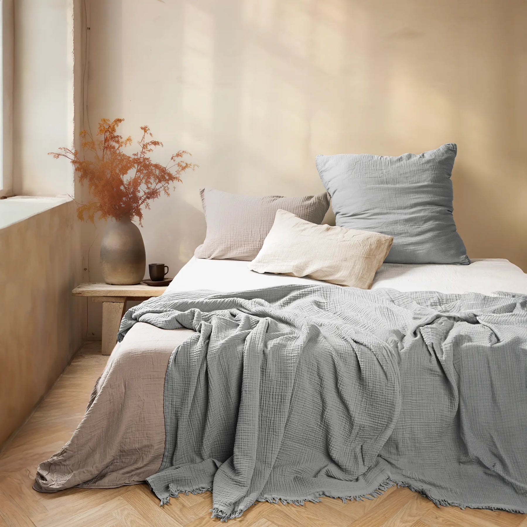 Musselin Decke und Bettwäsche auf einem Bett